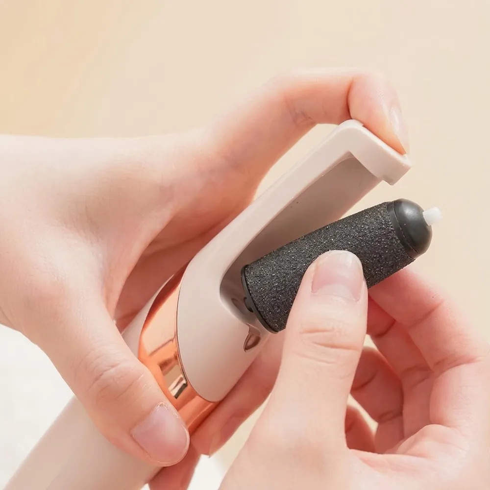 Duas mãos encaixando o rolo de microcristais no corpo do Lumea Pro